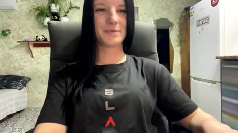 Snapshot of sweetshy99 chatting on April 2026 05:10:01 PM Sweet Shy online show from April 2026 05:10:01 PM