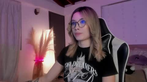 Cat independent model  online show from February 2025 08:28:02 AM