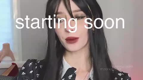 Elis  a little vacation Ill be here Saturday my schedules in bio online show from November 2025 07:52:01 AM