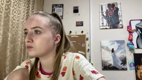 Snapshot of tamiecaimi chatting on April 2026 05:18:01 PM Karina online show from April 2026 05:18:01 PM