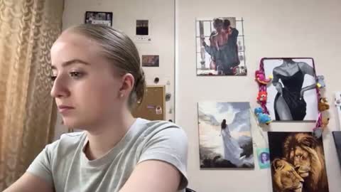 Snapshot of tamiecaimi chatting on April 2026 03:06:01 PM Karina online show from April 2026 03:06:01 PM