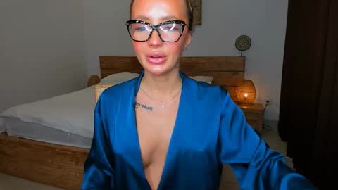 Mila online show from November 2025 12:21:01 AM