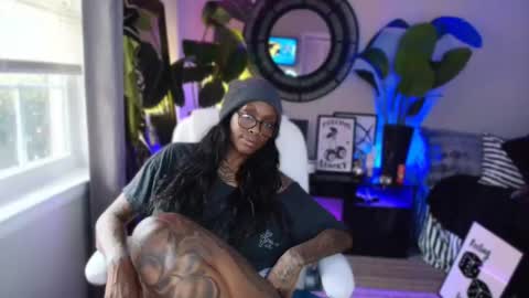 Snapshot of tatted_vixen chatting on January 2025 09:14:02 PM Tatted Queen online show from January 2025 09:14:02 PM