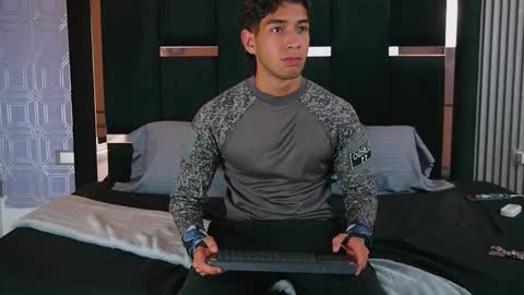 Snapshot of taylorsmiths_ chatting on November 2025 03:06:01 AM taylorsmiths_ online show from November 2025 03:06:01 AM