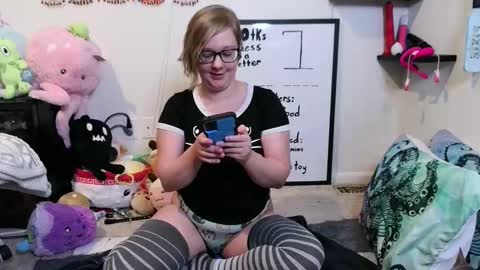 Pixie and Tentacle Overlord online show from November 2025 11:17:01 PM