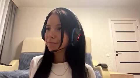 Demi online show from November 2025 04:40:01 PM