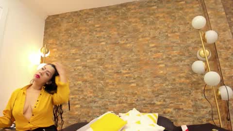 Snapshot of thaliiasaenz chatting on December 2025 01:05:02 PM Thalia online show from December 2025 01:05:02 PM