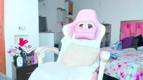 Snapshot of the_queen_aleja chatting on April 2026 01:45:01 PM IGAleja queen1 online show from April 2026 01:45:01 PM