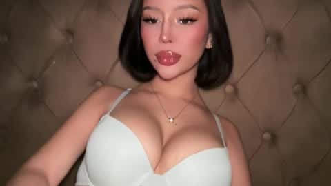 Elle  dont forget to folloW me and thumbs up online show from April 2026 12:22:02 AM