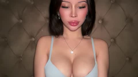 Elle  dont forget to folloW me and thumbs up online show from May 2026 12:10:02 PM