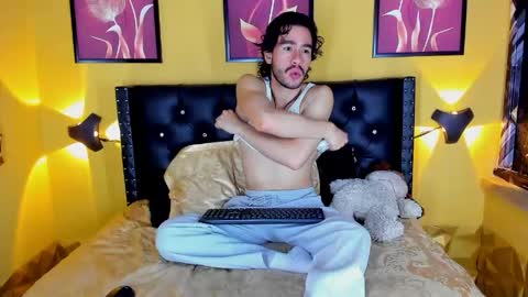 Snapshot of theo_riviera chatting on May 2026 01:39:02 PM theo_riviera online show from May 2026 01:39:02 PM