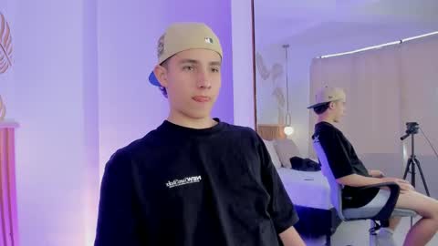 Snapshot of theohawke_ chatting on December 2024 04:37:01 PM THEO- MATEO online show from December 2024 04:37:01 PM