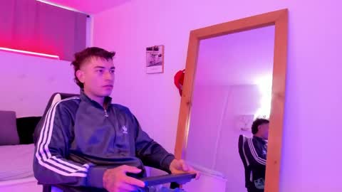 Snapshot of thiago_2003_ chatting on April 2026 12:10:01 PM Thiago online show from April 2026 12:10:01 PM