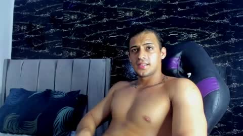 Snapshot of thomas__wayne chatting on May 2026 05:40:02 PM Thomas online show from May 2026 05:40:02 PM