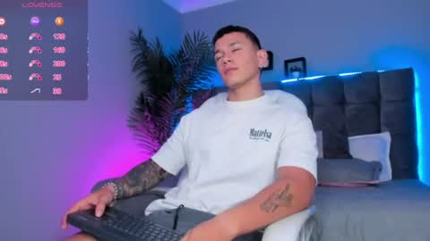 Snapshot of thomas_moon_ chatting on July 2026 01:14:02 PM Thomas online show from July 2026 01:14:02 PM