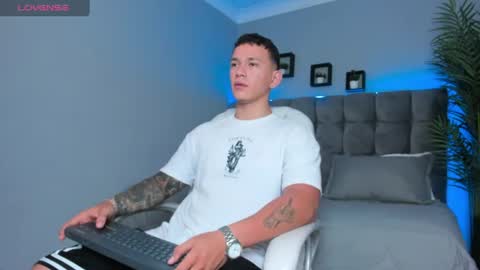 Snapshot of thomas_moon_ chatting on August 2026 12:48:02 PM Thomas online show from August 2026 12:48:02 PM