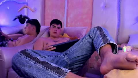 Snapshot of thomas_thundr chatting on April 2026 04:24:01 AM Thomas and Faon online show from April 2026 04:24:01 AM