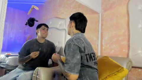 Snapshot of thomas_thundr chatting on April 2026 04:32:01 AM Thomas and Faon online show from April 2026 04:32:01 AM