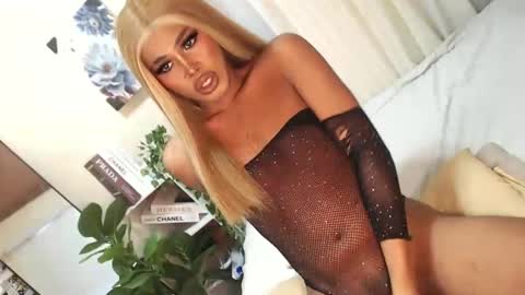 Snapshot of tiara_perezx chatting on December 2024 08:18:01 AM Sam online show from December 2024 08:18:01 AM