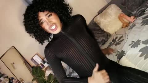 Snapshot of tiara_perezx chatting on February 2025 02:44:02 AM Sam online show from February 2025 02:44:02 AM