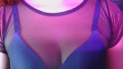 Snapshot of tiiny_emiily chatting on May 2026 02:40:01 AM TIINY Special show when it reaches 10000 flowers online show from May 2026 02:40:01 AM