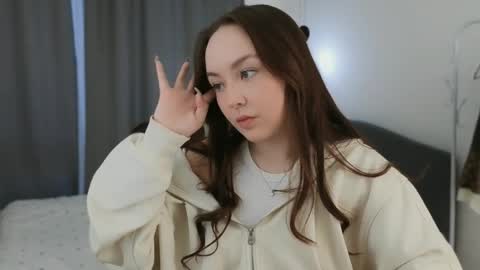 Mia online show from March 2026 01:33:01 PM