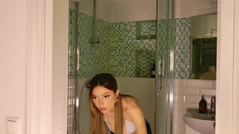 Snapshot of tinapie chatting on May 2026 01:40:01 PM Tina online show from May 2026 01:40:01 PM