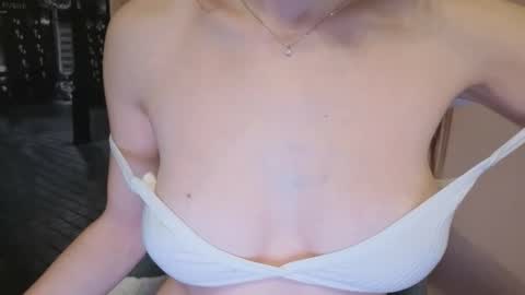 Snapshot of tiny_bb chatting on February 2025 10:24:01 PM Lily online show from February 2025 10:24:01 PM