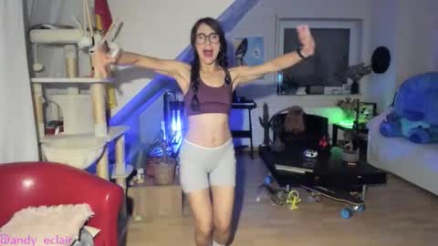 Snapshot of tiny_williams chatting on October 2025 08:09:02 PM Tiny online show from October 2025 08:09:02 PM