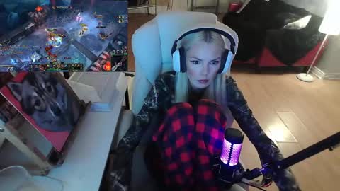 stage Kylie Sinner  brand CLITBAIT online show from February 2025 10:00:01 PM