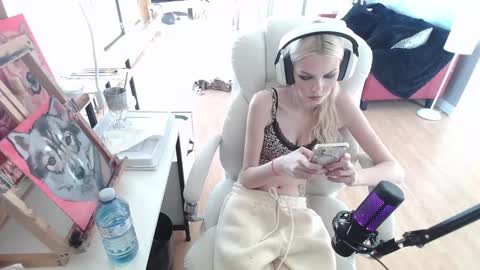 stage Kylie Sinner  brand CLITBAIT online show from February 2025 02:48:02 PM