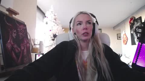 stage Kylie Sinner  brand CLITBAIT online show from December 2025 08:37:02 PM