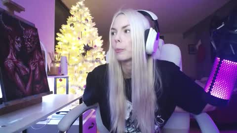 stage Kylie Sinner  brand CLITBAIT online show from December 2025 08:43:01 AM