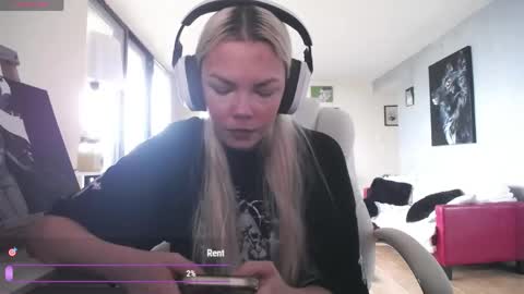 stage Kylie Sinner  brand CLITBAIT online show from May 2026 10:22:02 PM