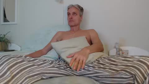 Daniel Bisexual uncut 20cm online show from December 2024 03:13:02 PM