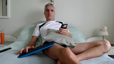 Daniel Bisexual uncut 20cm online show from September 2025 06:04:02 AM