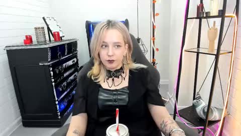 Tolli Moll online show from December 2024 12:18:02 PM