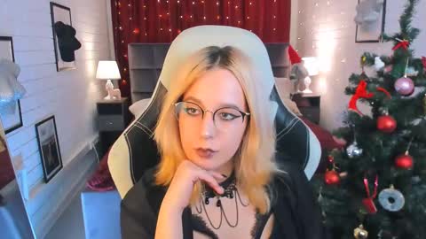 Tolli Moll online show from December 2024 12:44:02 PM