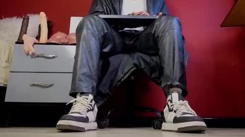 Tom online show from November 2025 12:54:02 AM