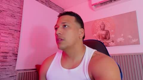 Snapshot of tom_muscle1 chatting on December 2025 11:28:02 AM Tom muscle1 online show from December 2025 11:28:02 AM