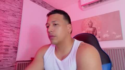 Snapshot of tom_muscle1 chatting on December 2025 12:02:02 PM Tom muscle1 online show from December 2025 12:02:02 PM