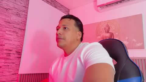 Snapshot of tom_muscle1 chatting on February 2026 11:49:01 AM Tom muscle1 online show from February 2026 11:49:01 AM