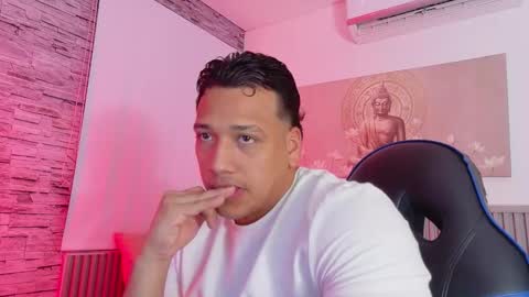 Snapshot of tom_muscle1 chatting on February 2026 11:25:02 AM Tom muscle1 online show from February 2026 11:25:02 AM