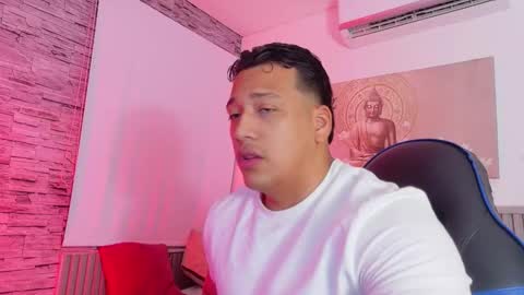 Snapshot of tom_muscle1 chatting on February 2026 11:48:02 AM Tom muscle1 online show from February 2026 11:48:02 AM