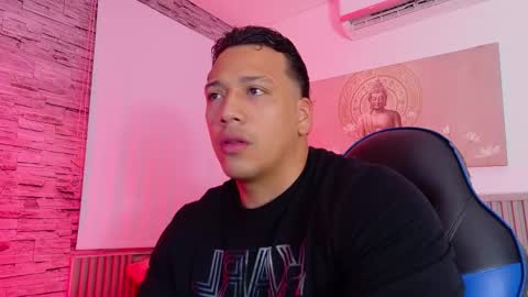 Snapshot of tom_muscle1 chatting on February 2026 12:02:02 PM Tom muscle1 online show from February 2026 12:02:02 PM