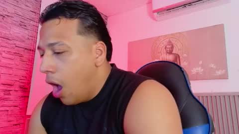 Snapshot of tom_muscle1 chatting on February 2026 12:01:02 PM Tom muscle1 online show from February 2026 12:01:02 PM