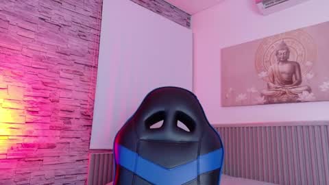 Snapshot of tom_muscle1 chatting on February 2026 12:04:02 PM Tom muscle1 online show from February 2026 12:04:02 PM