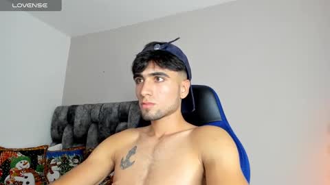 Snapshot of tom_walton chatting on December 2024 11:45:02 PM tom online show from December 2024 11:45:02 PM