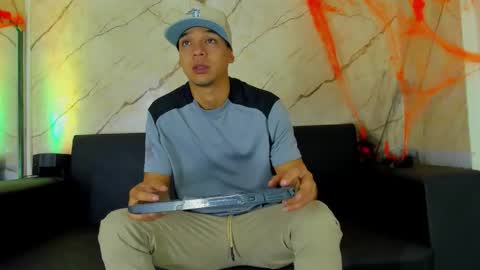 Snapshot of tonnygil chatting on October 2025 12:00:02 PM Tonny online show from October 2025 12:00:02 PM