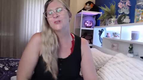 Snapshot of total_aussie_milfs chatting on February 2026 11:25:01 PM Milly online show from February 2026 11:25:01 PM